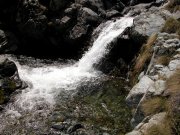 Cascata con laghetto
sul sentiero del vallone
verso il lago Vercoche
(9636 bytes)